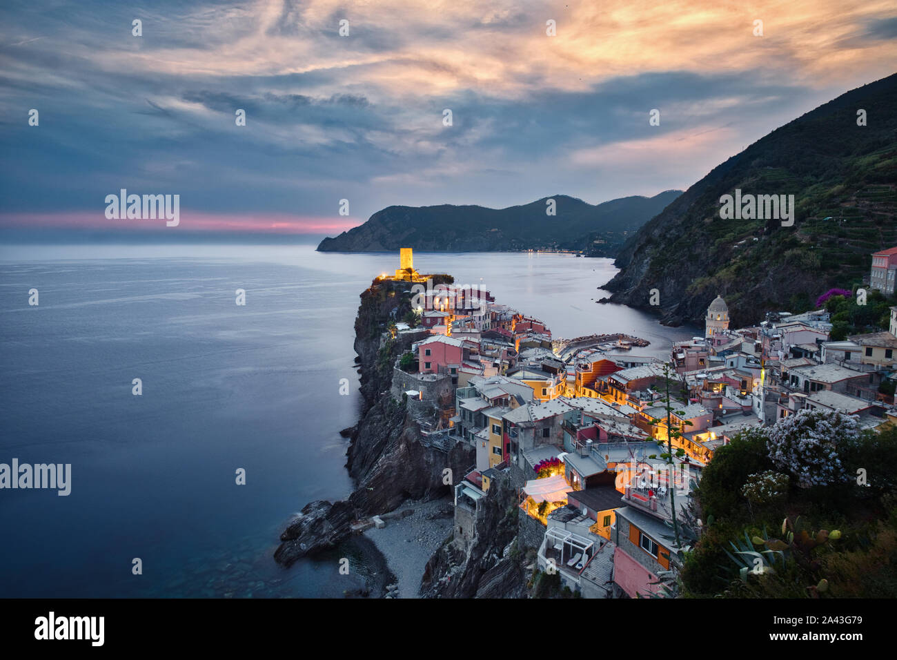 Foto di Vernazza e la notte lihgts al tramonto Foto Stock