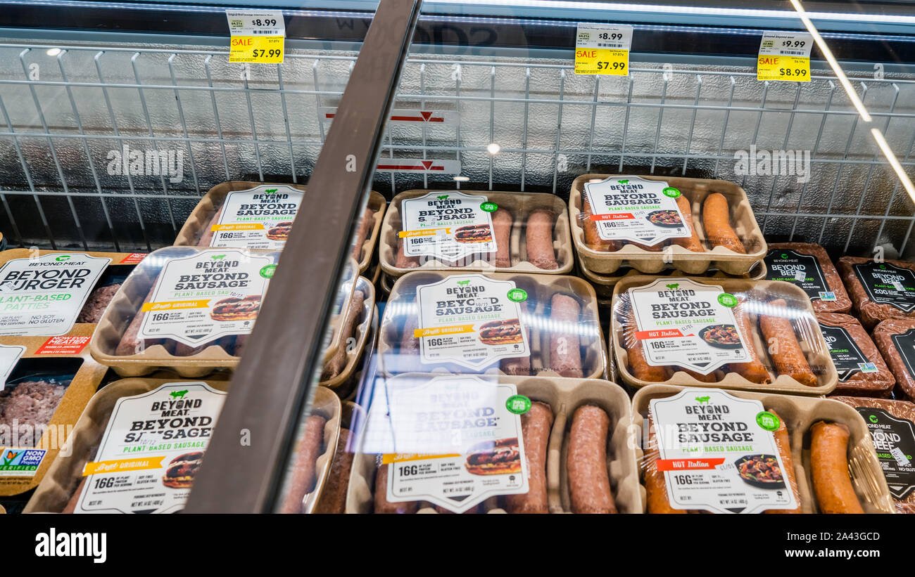 Ott 9, 2019 Santa Clara / CA / USA - al di là dei prodotti a base di carne (al di là di Burger, al di là di salsiccia, al di là di carni bovine) in vendita presso un supermercato Whole Foods store di San Francisco Foto Stock