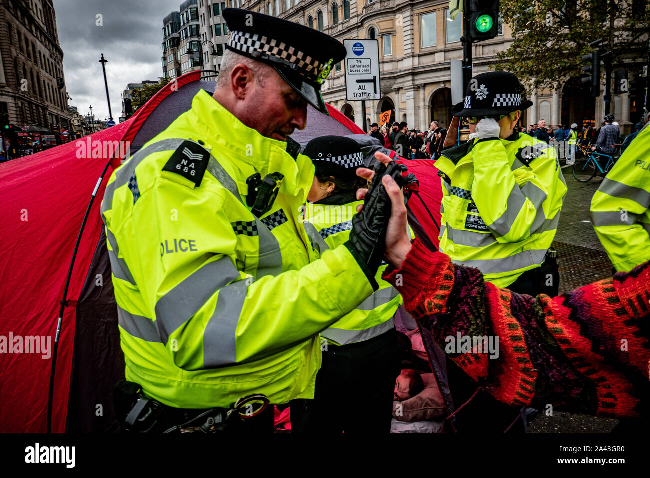 Estinzione Rebellion, occupare Trafalgar Square a Londra, chiedendo al governo di agire ora contro il cambiamento climatico Foto Stock