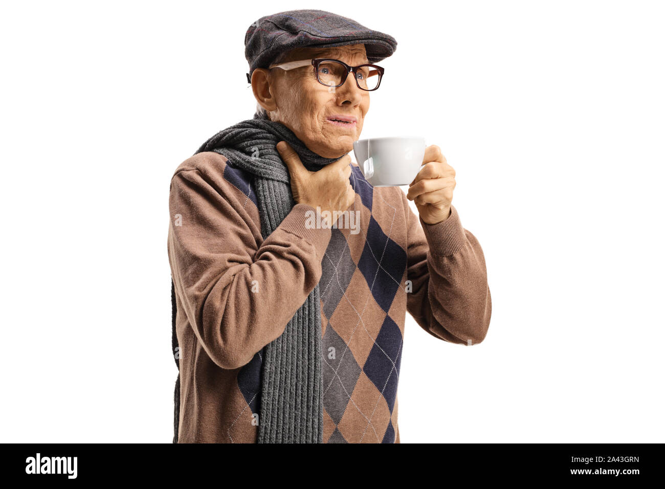 Senior l uomo che soffre di mal di gola e avente un tè caldo isolati su sfondo bianco Foto Stock