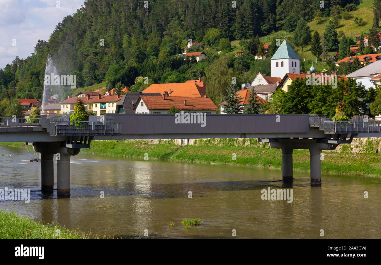 Ponte che conduce al centro storico della città di Laško, Slovenia Foto Stock