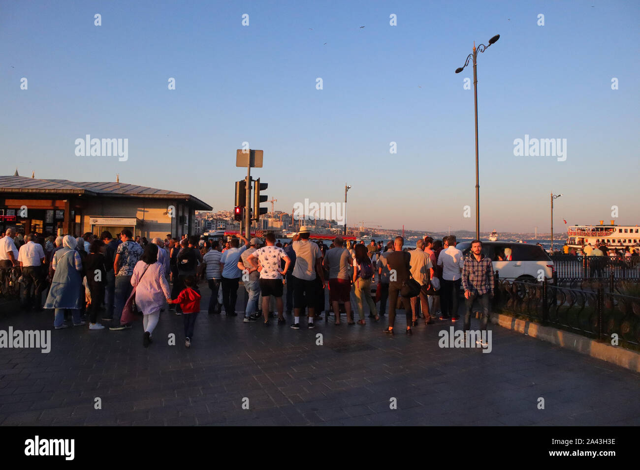 Istanbul, Fatih Eminonu / Turchia - 14 Settembre 2019: la gente in attesa di crose la strada nel quartiere Eminonu a Istanbul. Foto Stock