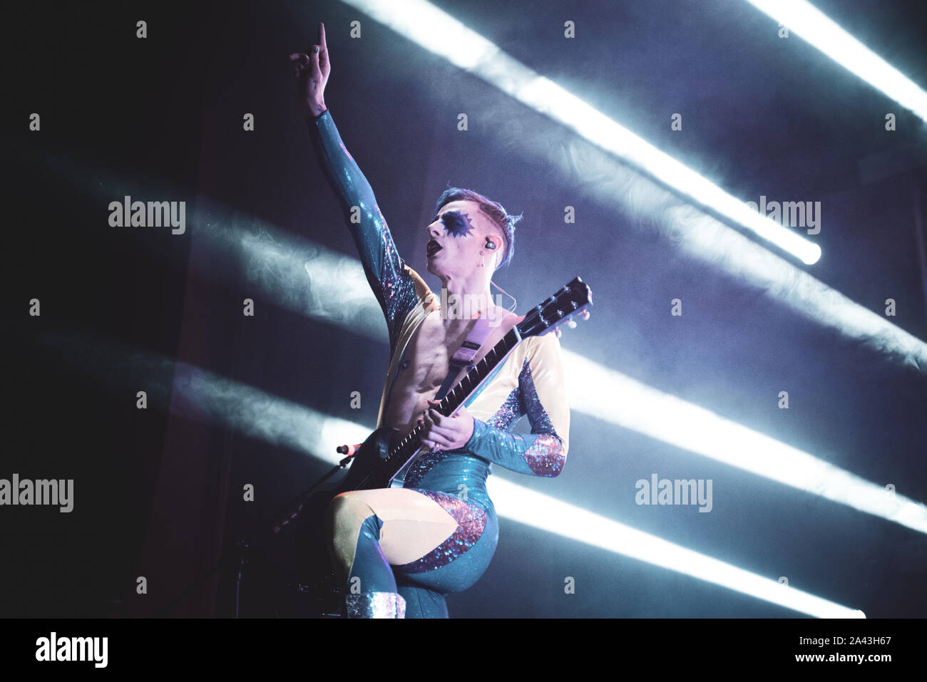 TEATRO DELLA CONCORDIA, Venaria, Italia - 2019/10/11: il chitarrista e produttore Boss Doms esegue il vivere insieme con Achille Lauro presso il Teatro della Concordia a Venaria Foto Stock