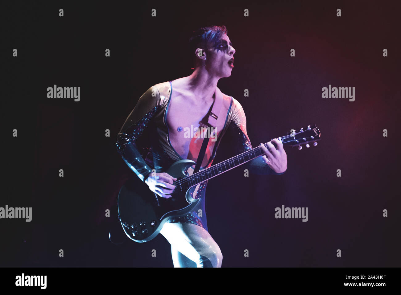 TEATRO DELLA CONCORDIA, Venaria, Italia - 2019/10/11: il chitarrista e produttore Boss Doms esegue il vivere insieme con Achille Lauro presso il Teatro della Concordia a Venaria Foto Stock