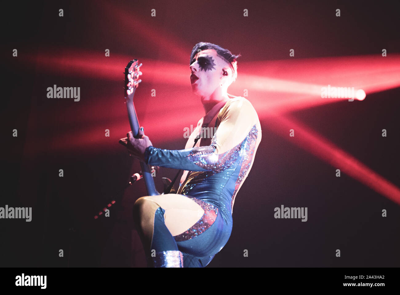 TEATRO DELLA CONCORDIA, Venaria, Italia - 2019/10/11: il chitarrista e produttore Boss Doms esegue il vivere insieme con Achille Lauro presso il Teatro della Concordia a Venaria Foto Stock