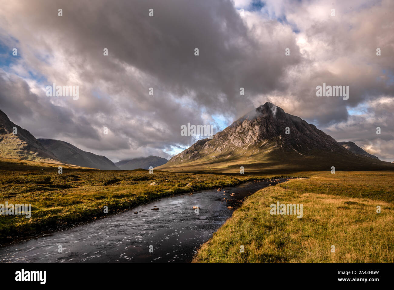 The Glen Etive fiume conduce al Golden la luce del mattino sulla montagna piramidale picco di Buachaille Etive Mòr, Glencoe, Highlands scozzesi Foto Stock