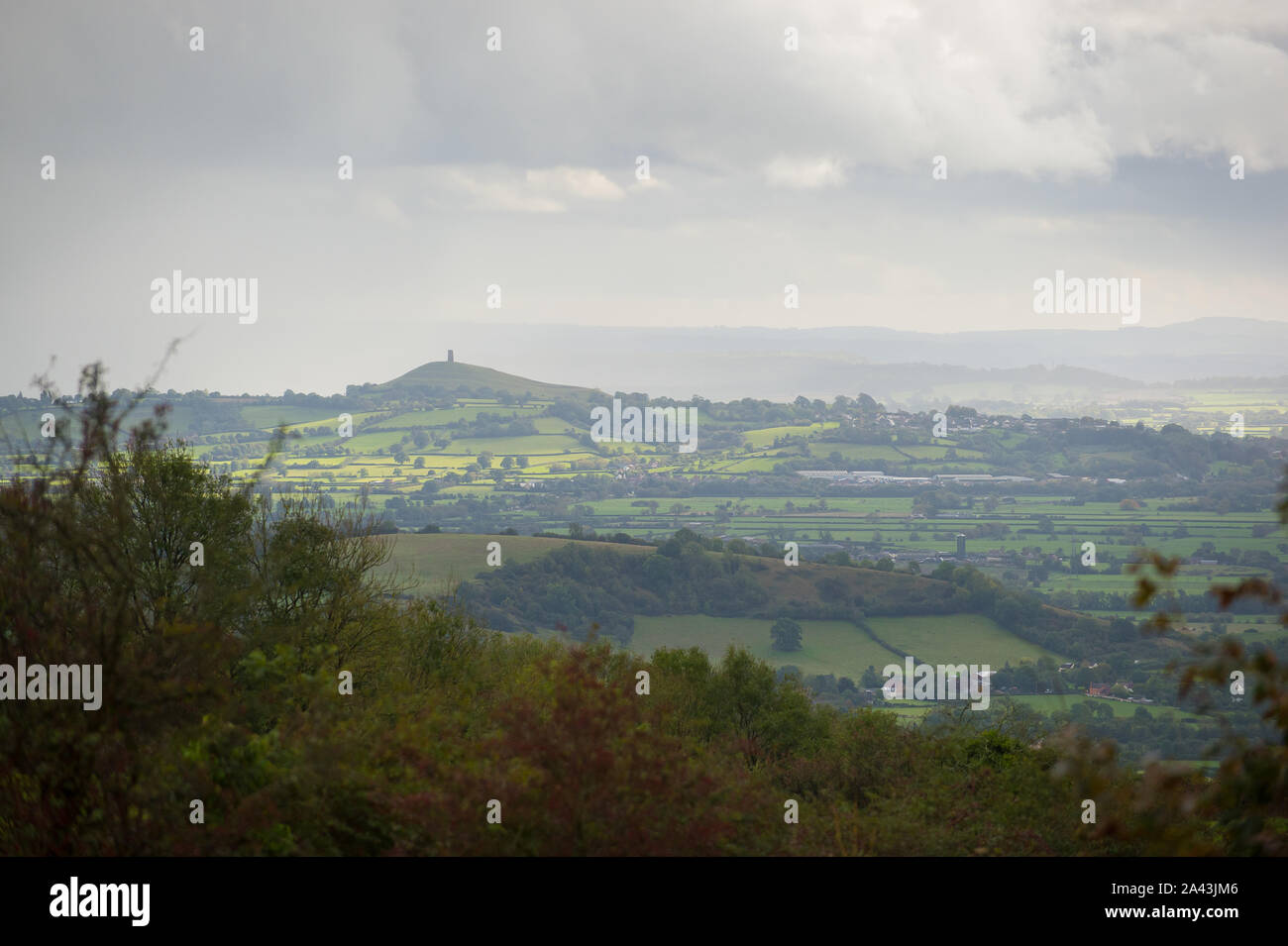 Rovesci di pioggia oltre i livelli di Somerset da sopra Wookey Hole, Inghilterra. Foto Stock