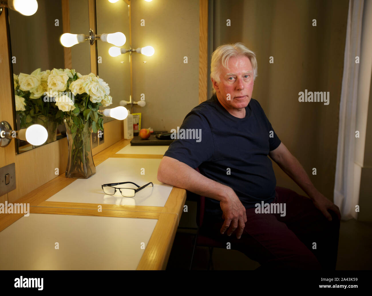 Attore Phil Davis nel suo camerino presso il Royal Shakespeare Theatre a Stratford-upon-Avon. Foto Stock