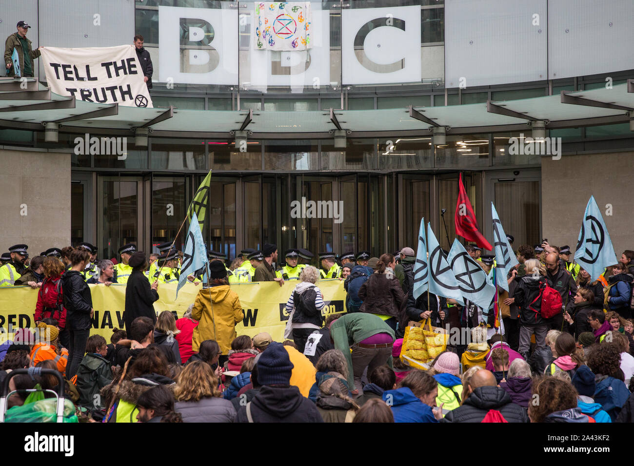 Londra, Regno Unito. 11 ottobre, 2019. Gli attivisti del clima dalla ribellione di estinzione bloccare l'ingresso principale della BBC New Broadcasting House il quinto giorno della ribellione internazionale proteste. Essi chiedevano che il broadcaster "dire la verità" per quanto riguarda il clima di emergenza. Credito: Mark Kerrison/Alamy Live News Foto Stock