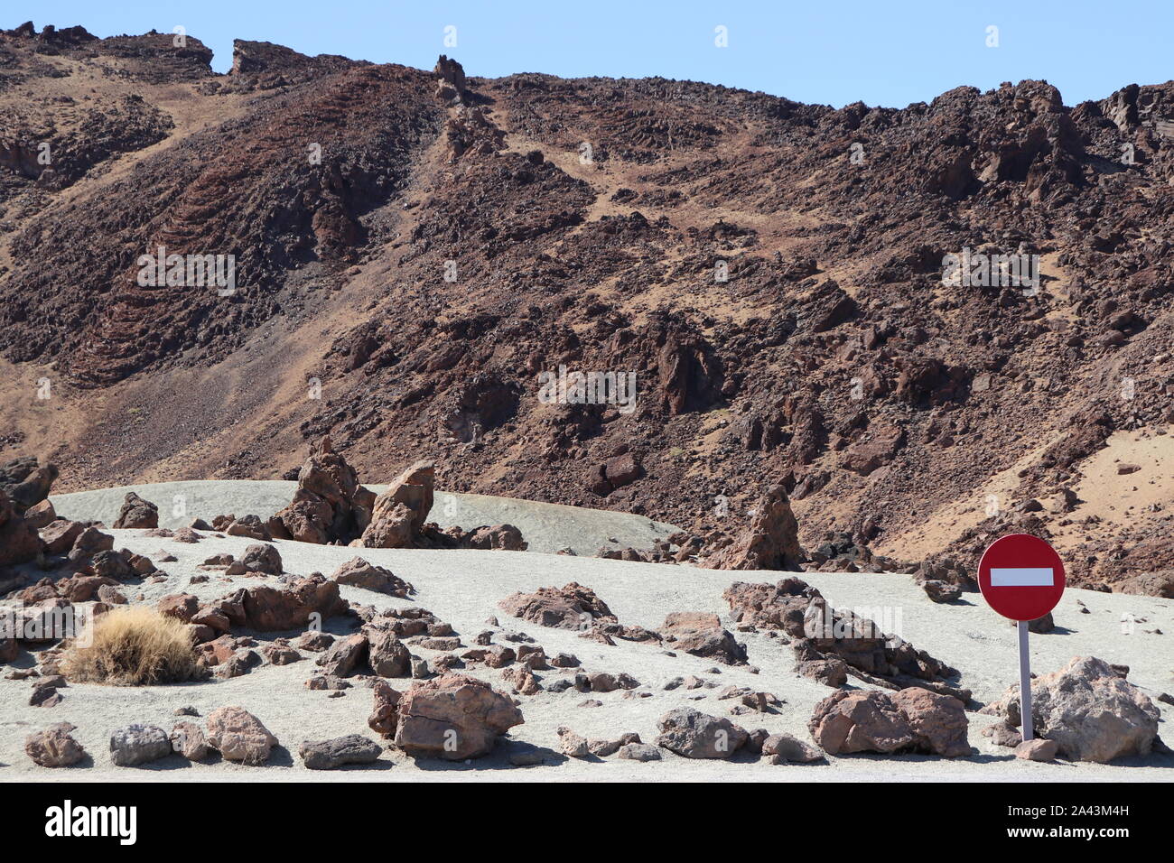 Al di sopra della legge e del livello del mare. Deserto cartello stradale. Cartello stradale. L'ironia. Norme per la guida su strada. Deserto. L'Europa. Montagna. Avventura Foto Stock