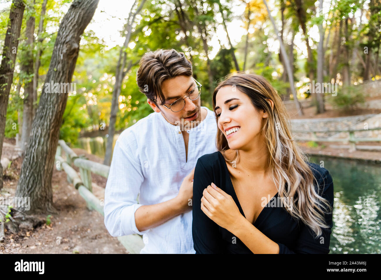 Giovane uomo flirta con una bella donna di proporre una data e il  matrimonio Foto stock - Alamy