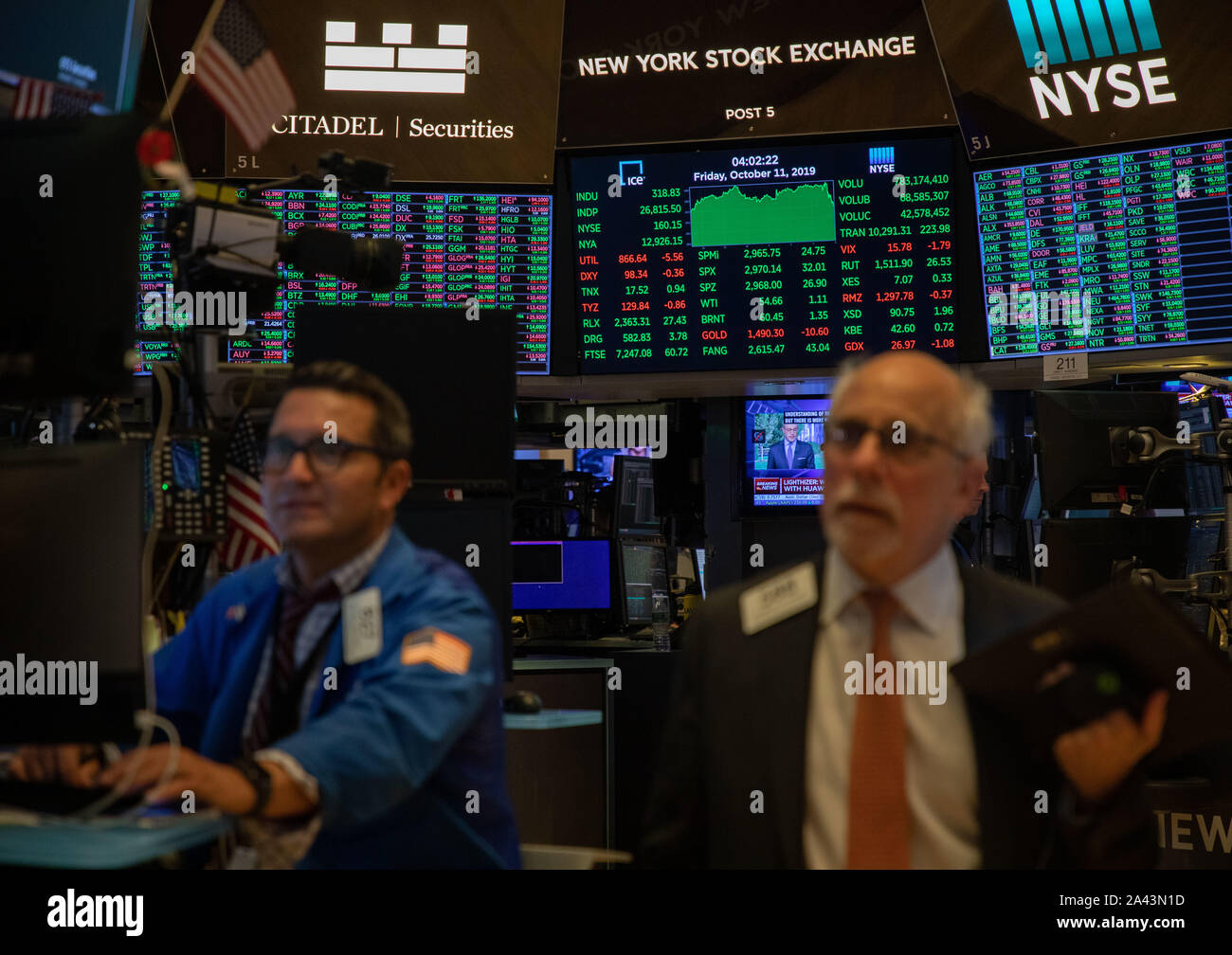 New York, Stati Uniti d'America. Undicesimo oct, 2019. I trader lavorano presso il New York Stock Exchange di New York, gli Stati Uniti, il 11 ottobre, 2019. Gli stock degli Stati Uniti si sono stretti il venerdì. Il Dow chiuso fino 1.21 percento a 26,816.59, S&P 500 rose 1,09 percento a 2,970.27 e Nasdaq aumentato a 1,34 percento a 8,057.04. Credito: Guo Peiran/Xinhua/Alamy Live News Foto Stock