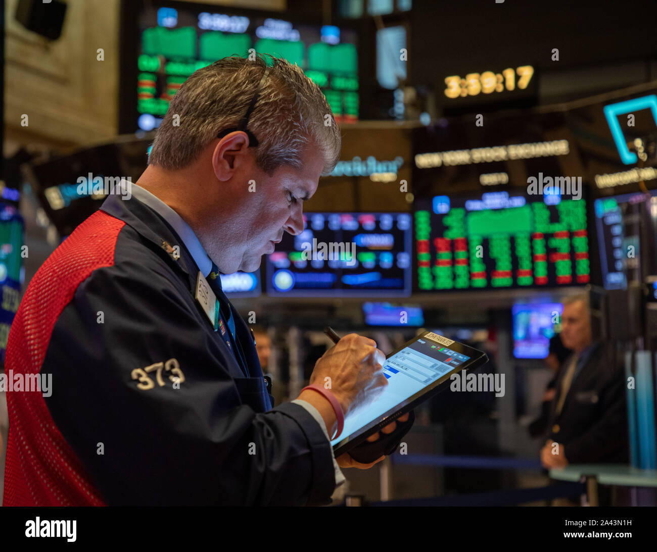 New York, Stati Uniti d'America. Undicesimo oct, 2019. Un commerciante lavora presso il New York Stock Exchange di New York, gli Stati Uniti, il 11 ottobre, 2019. Gli stock degli Stati Uniti si sono stretti il venerdì. Il Dow chiuso fino 1.21 percento a 26,816.59, S&P 500 rose 1,09 percento a 2,970.27 e Nasdaq aumentato a 1,34 percento a 8,057.04. Credito: Guo Peiran/Xinhua/Alamy Live News Foto Stock