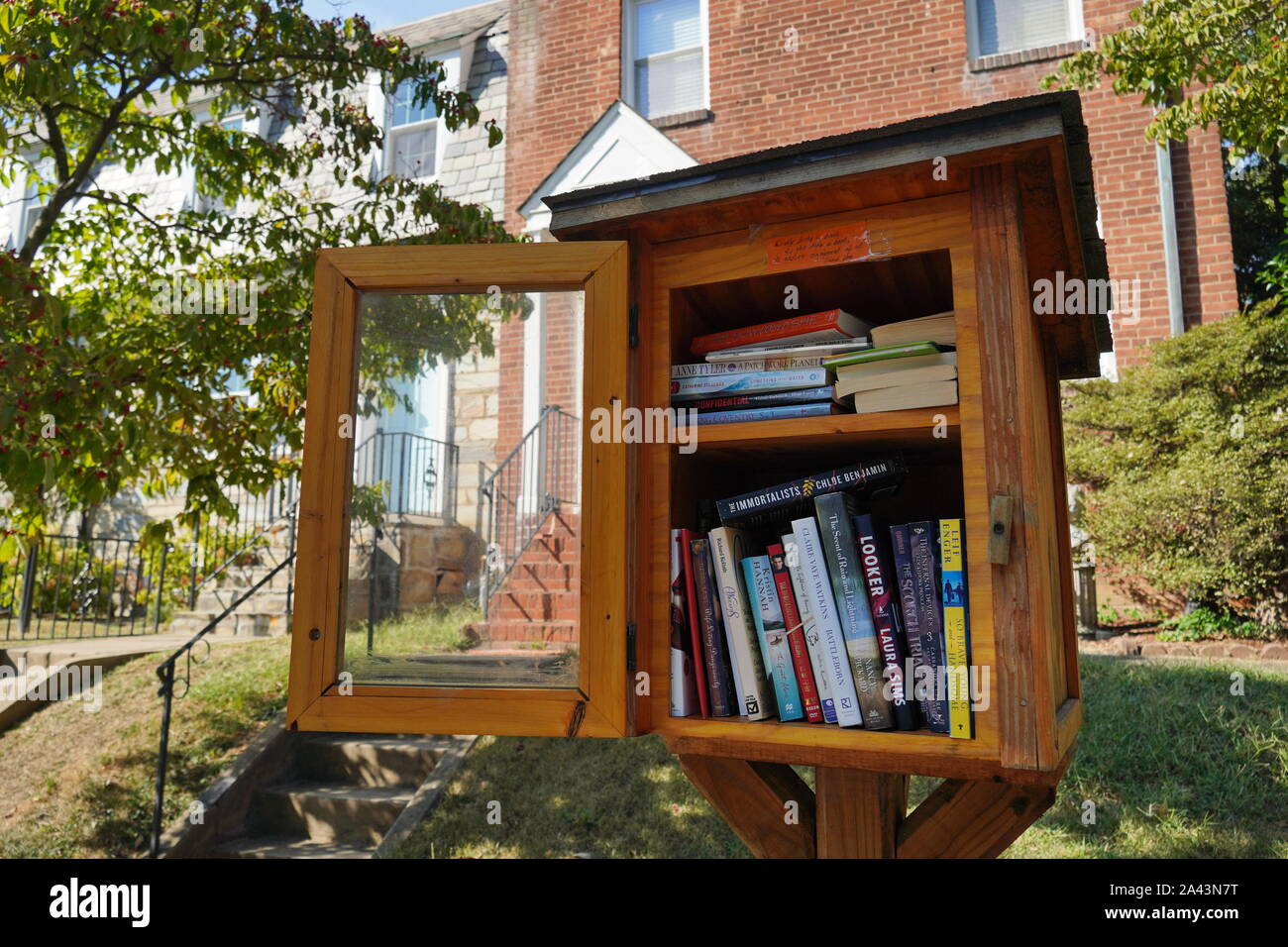 Alexandria, VA / STATI UNITI D'America - 23 Settembre 2019: Piccola libreria gratuita prenota casella cambio al centro di una zona residenziale neighboorhood Foto Stock