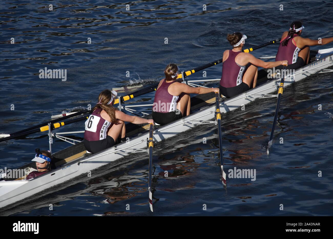 Boston, MA / STATI UNITI D'America - 22 Ottobre 2017: Donna quattro coxed barca fanno il loro cammino verso il basso la testa del Charles race course Foto Stock