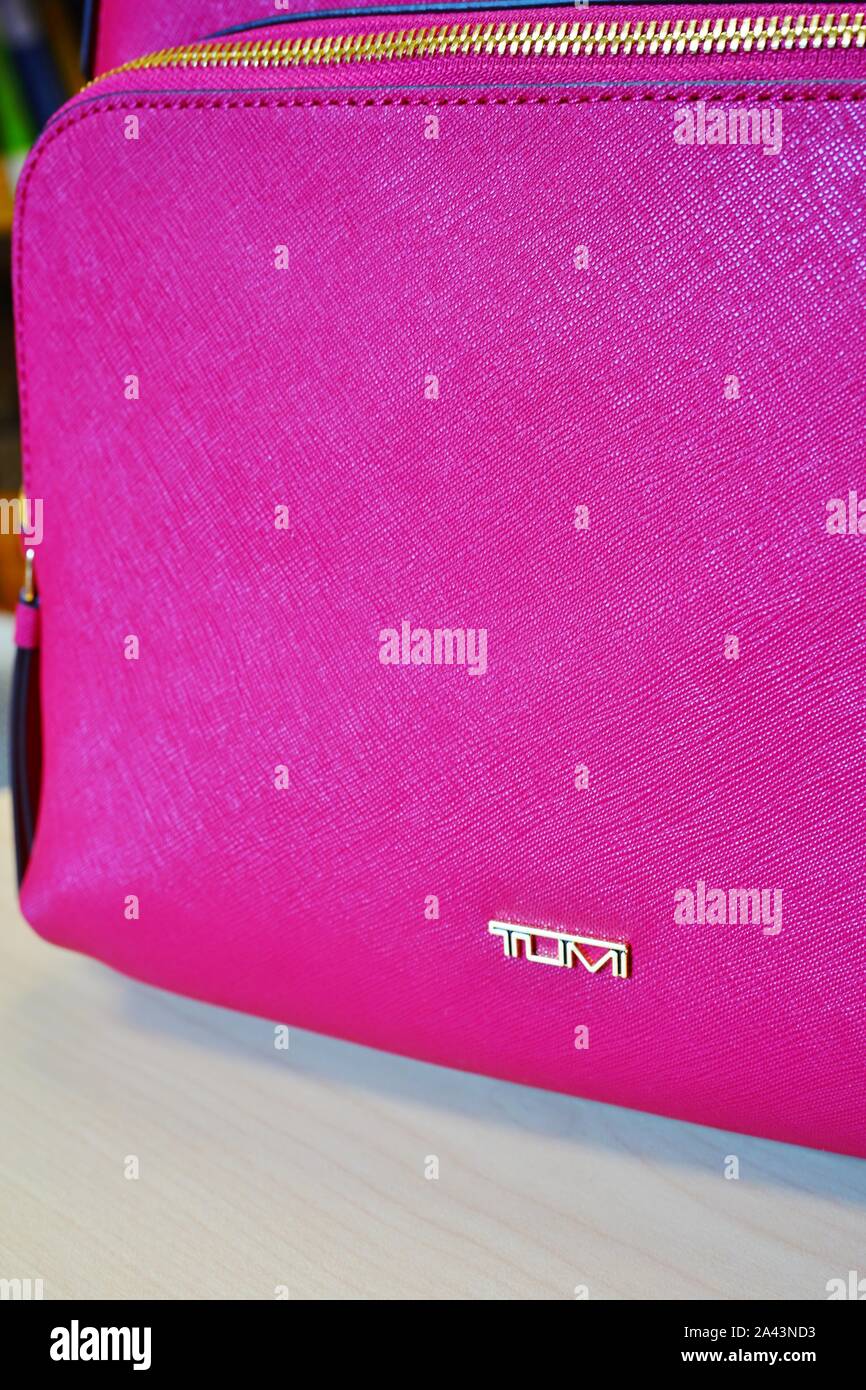 PRINCETON, NJ -11 OTT 2019- Vista del TUMI Nome del logo su un colorato sacchetto rosso. Tumi è un hotel di lusso in pelle e bagagli marca. Foto Stock