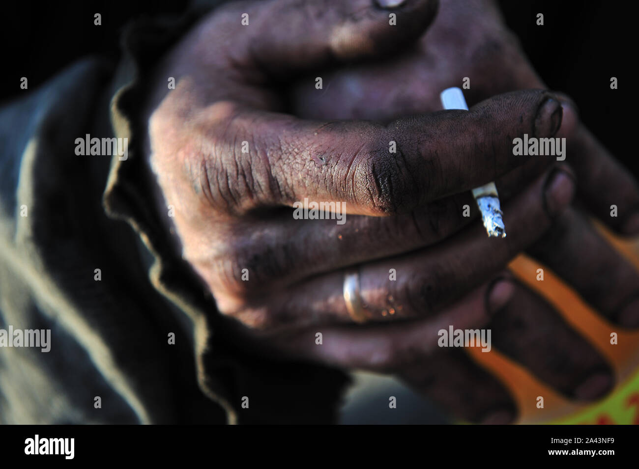 fumare, mano, umano, maschio, salute, tabacco, lavoro, stimolante, fumo sul lavoro, pausa, gioventù depressa, disturbi mentali Foto Stock