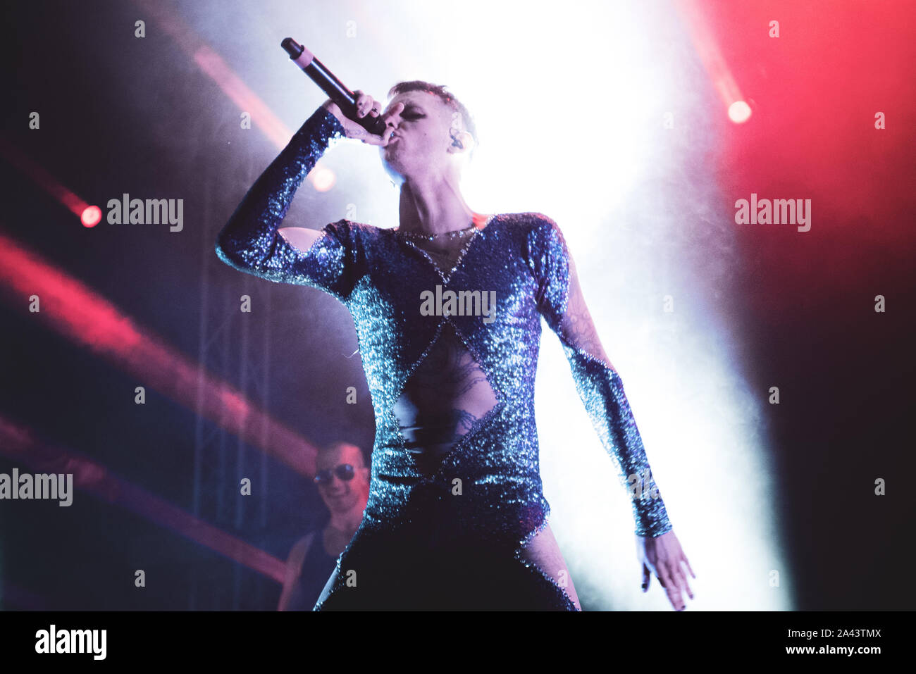 Venaria, Italia. Undicesimo oct, 2019. Il rapper italiano Achille Lauro suona dal vivo presso il Teatro della Concordia a Venaria. (Foto di Alessandro Bosio/Pacific Stampa) Credito: Pacific Press Agency/Alamy Live News Foto Stock