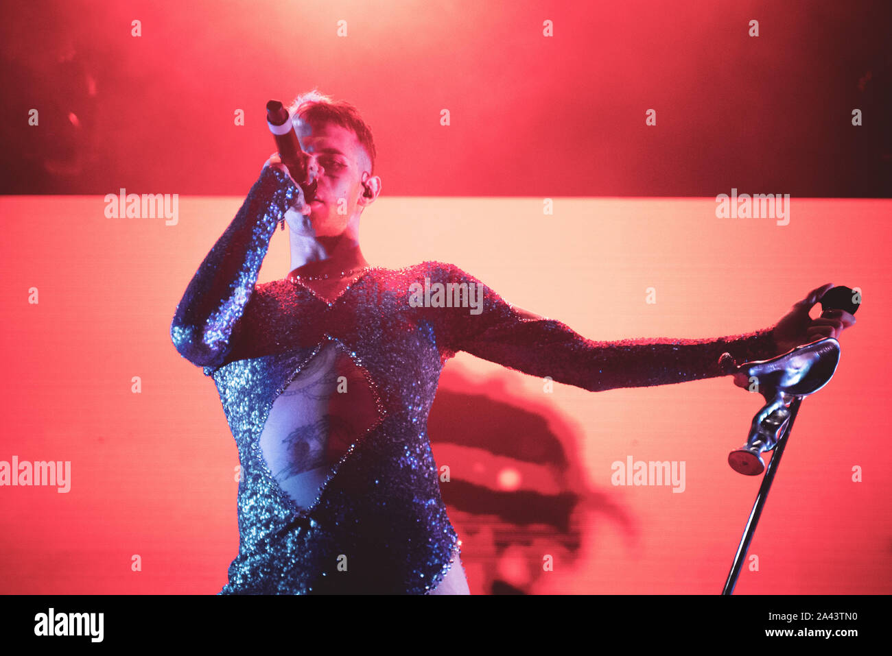 Venaria, Italia. Undicesimo oct, 2019. Il rapper italiano Achille Lauro suona dal vivo presso il Teatro della Concordia a Venaria. (Foto di Alessandro Bosio/Pacific Stampa) Credito: Pacific Press Agency/Alamy Live News Foto Stock