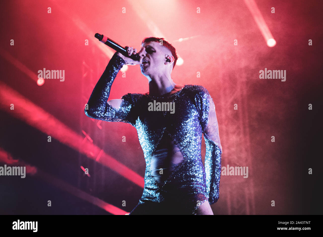 Venaria, Italia. Undicesimo oct, 2019. Il rapper italiano Achille Lauro suona dal vivo presso il Teatro della Concordia a Venaria. (Foto di Alessandro Bosio/Pacific Stampa) Credito: Pacific Press Agency/Alamy Live News Foto Stock