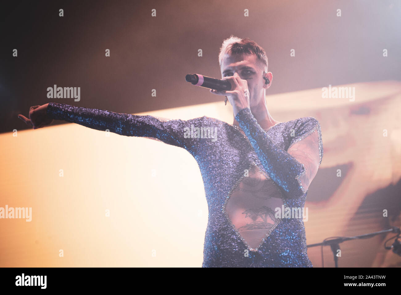 Venaria, Italia. Undicesimo oct, 2019. Il rapper italiano Achille Lauro suona dal vivo presso il Teatro della Concordia a Venaria. (Foto di Alessandro Bosio/Pacific Stampa) Credito: Pacific Press Agency/Alamy Live News Foto Stock