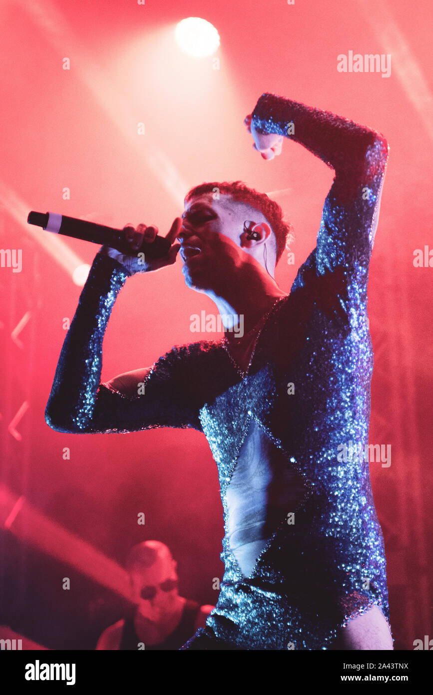 Venaria, Italia. Undicesimo oct, 2019. Il rapper italiano Achille Lauro suona dal vivo presso il Teatro della Concordia a Venaria. (Foto di Alessandro Bosio/Pacific Stampa) Credito: Pacific Press Agency/Alamy Live News Foto Stock