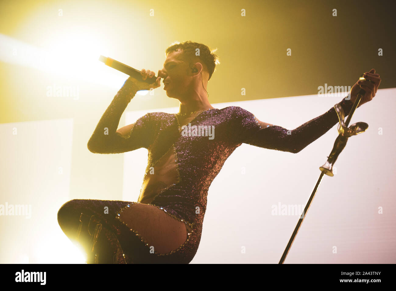 Venaria, Italia. Undicesimo oct, 2019. Il rapper italiano Achille Lauro suona dal vivo presso il Teatro della Concordia a Venaria. (Foto di Alessandro Bosio/Pacific Stampa) Credito: Pacific Press Agency/Alamy Live News Foto Stock