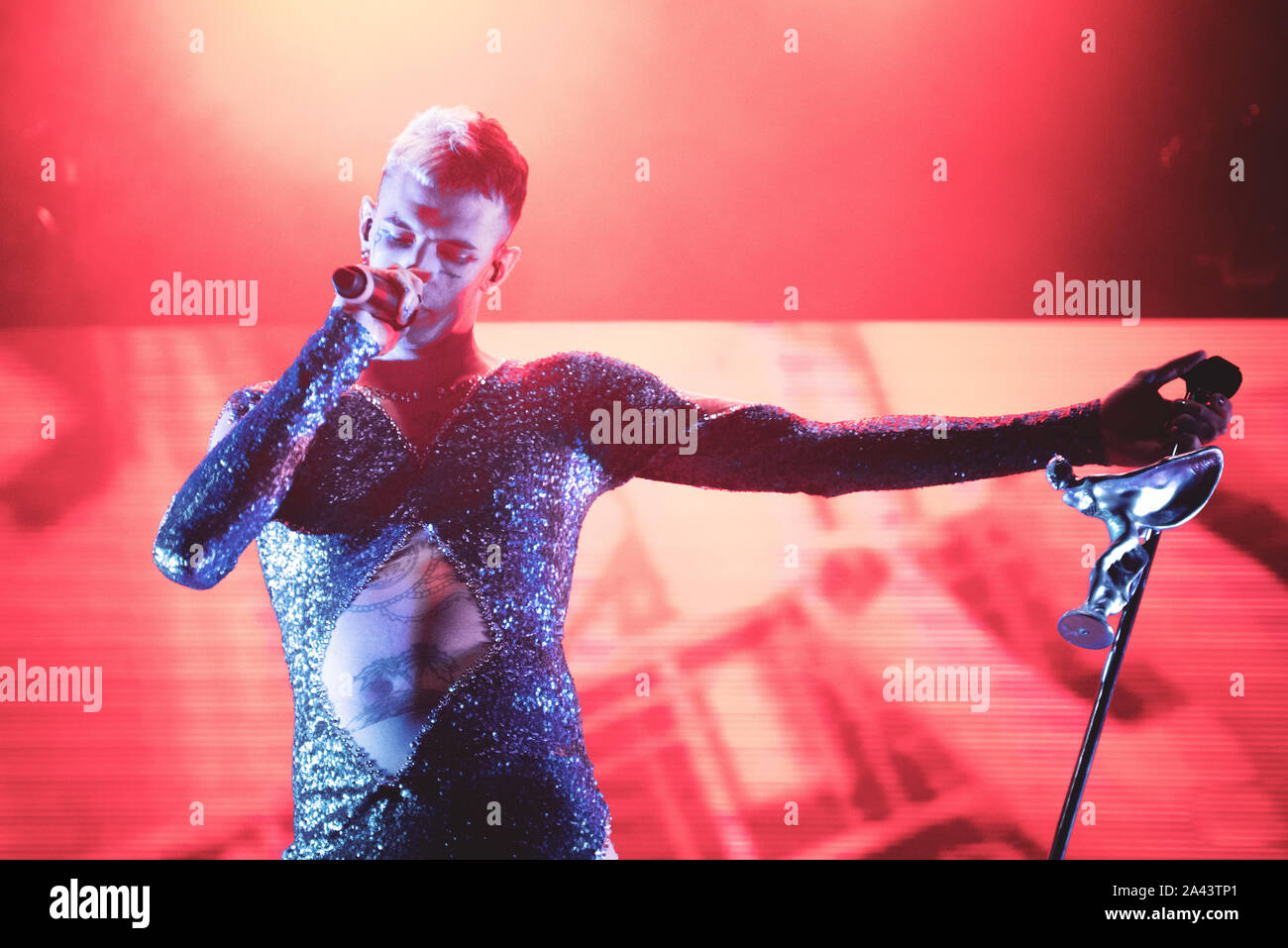 Venaria, Italia. Undicesimo oct, 2019. Il rapper italiano Achille Lauro suona dal vivo presso il Teatro della Concordia a Venaria. (Foto di Alessandro Bosio/Pacific Stampa) Credito: Pacific Press Agency/Alamy Live News Foto Stock