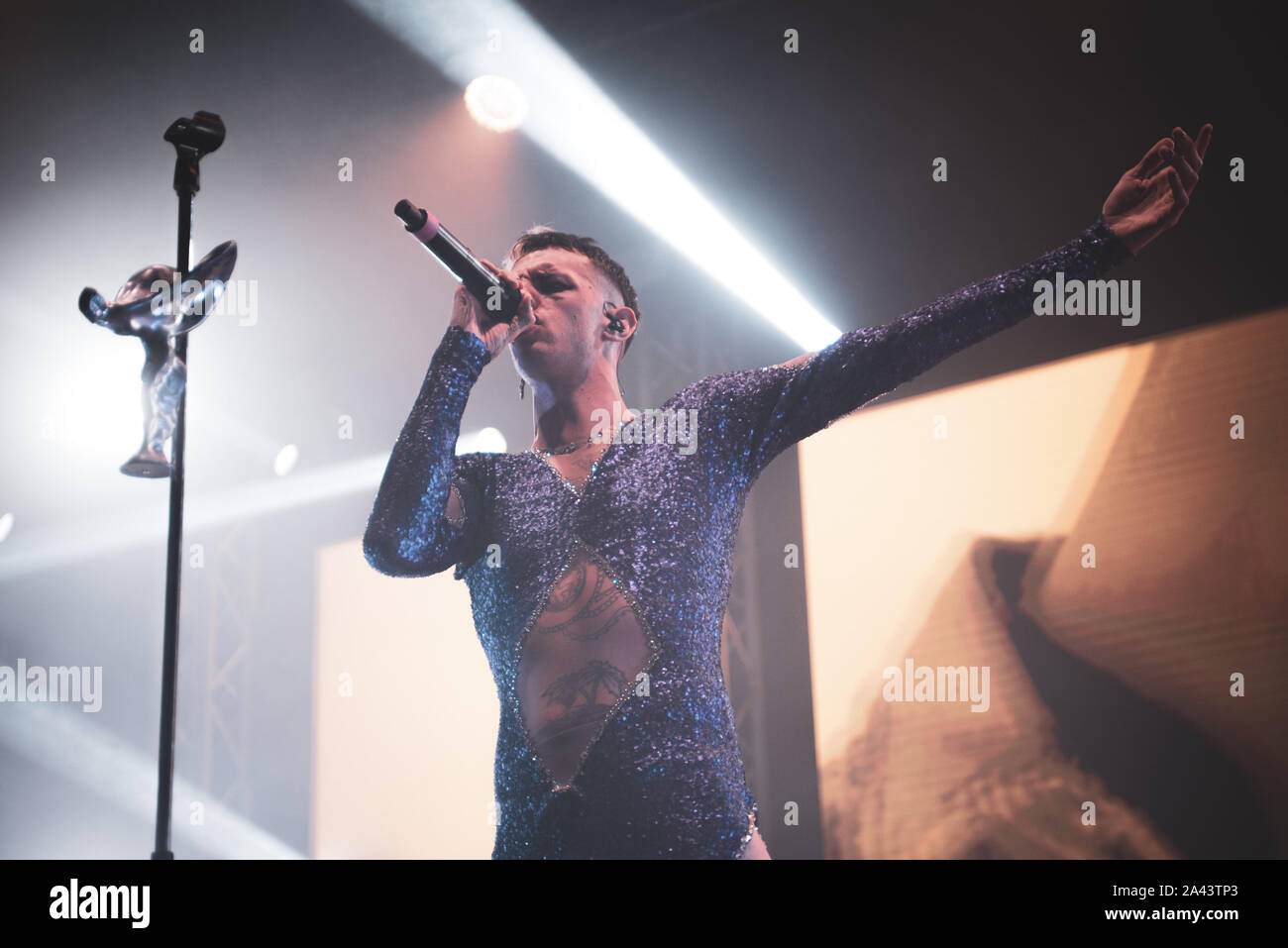 Venaria, Italia. Undicesimo oct, 2019. Il rapper italiano Achille Lauro suona dal vivo presso il Teatro della Concordia a Venaria. (Foto di Alessandro Bosio/Pacific Stampa) Credito: Pacific Press Agency/Alamy Live News Foto Stock