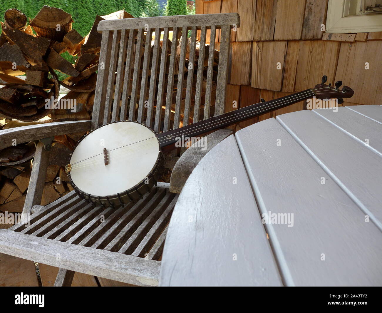 Banjo antichi sulla sedia in legno Foto Stock