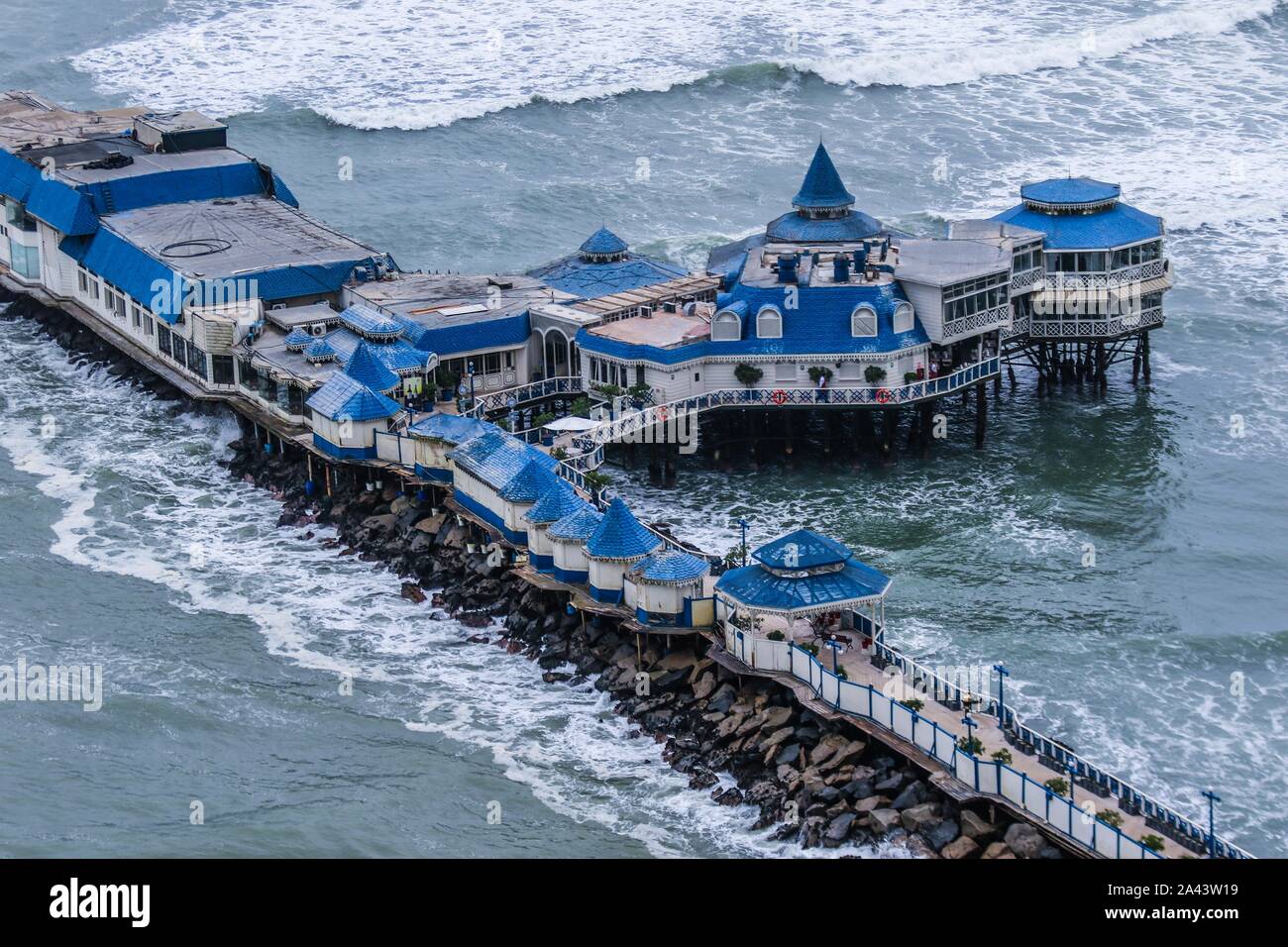 Turistica di Waikiki beach in Miraflores Lima Peru.Travel. destinazione turistica, viaggi soudamerica, america, latinamerica, Playa turistica Waikiki en Mi Foto Stock