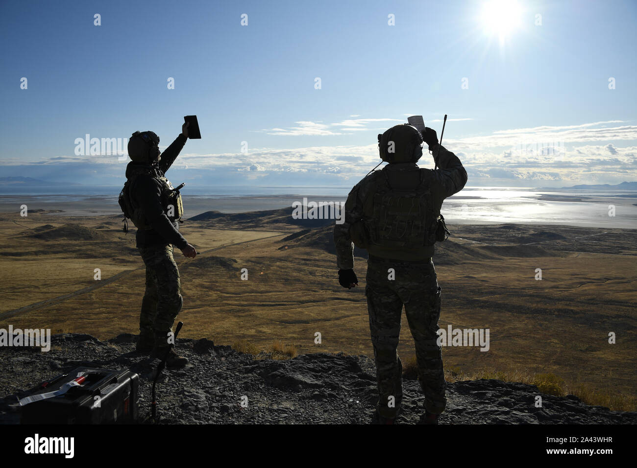 Stati Uniti Air Force Il morsetto di giunzione le centraline di attacco con il XIII aria supportano operazioni squadrone, look per aeromobile durante una violenta tempesta 19 presso la Utah Test e campo di addestramento, Ottobre 2, 2019. Tempesta violenta è il più grande vicino digitali aria esercizio di supporto negli Stati Uniti. Quasi 100 il morsetto di giunzione le centraline di attacco addestrati con piloti e F-35un fulmine IIs assegnato al 388 Fighter Wing durante l'esercizio. (U.S. Air Force foto di R. Nial Bradshaw) Foto Stock