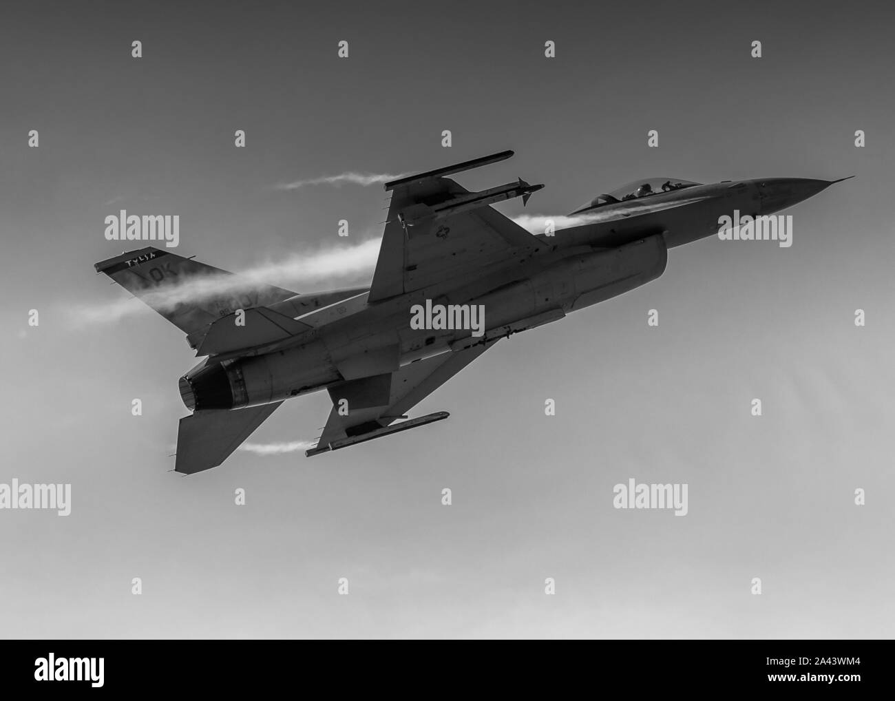 Lt. Col. Chiave di Scott visualizza la potenza di aerei da combattimento durante il suo ultimo volo di un F-16 Tulsa Viper, 3 ottobre 2019 a Tulsa Air National Guard Base, Okla. Tasto ha servito in Oklahoma Air National Guard per 28 anni, realizzando oltre 4.000 ore di F-16 Il tempo di volo, superiore a dieci implementazioni di combattimento a più posizioni tra cui: Turchia, Kuwait, Qatar, Giordania, Iraq e Afghanistan e le operazioni supportate: fornire COMFORT, settentrionale guarda, guarda a sud, desideroso di Tiger, Iraqi Freedom e le libertà SENTINEL. Foto Stock