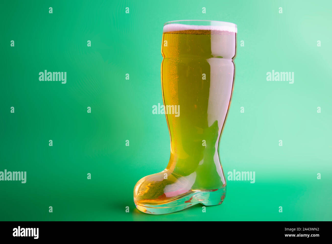 La birra in un avvio di birra in vetro verde orizzontale di sfondo Foto Stock