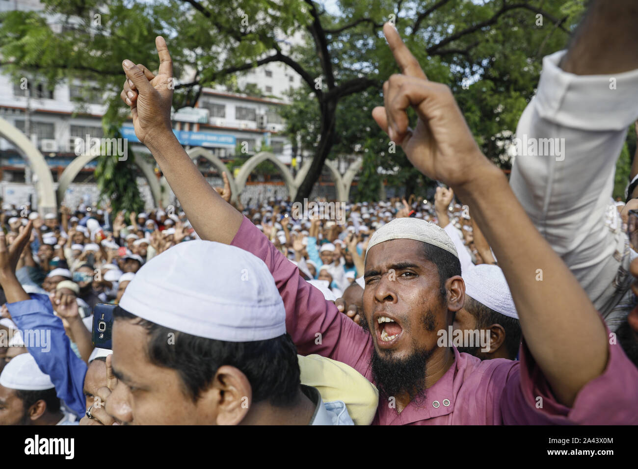 Dacca in Bangladesh. Undicesimo oct, 2019. I sostenitori di Islami Andolon Bangladesh gridare slogan che prendono parte a una manifestazione di protesta per criticare acqua e gas trattare con l'India, contro la recente studente uccidere in Bangladesh università di ingegneria e tecnologia (-per il sig. Buet), a Dhaka, nel Bangladesh, 11 ottobre 2019. Secondo il nuovo accordo Bangladesh sarà fornire 1.82 cusecs di acqua dal fiume Feni di Tripura. Credito: Suvra Kanti Das/ZUMA filo/Alamy Live News Foto Stock