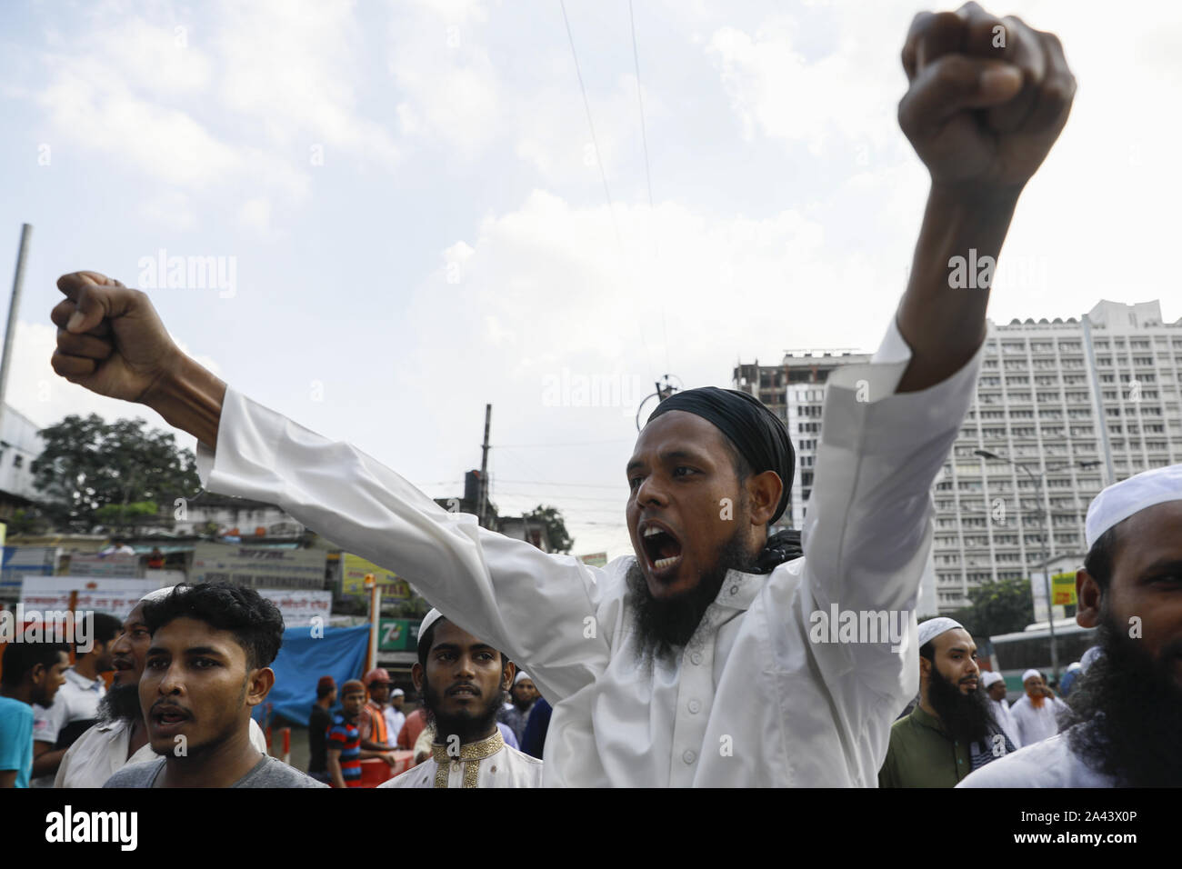 Dacca in Bangladesh. Undicesimo oct, 2019. I sostenitori di Islami Andolon Bangladesh gridare slogan che prendono parte a una manifestazione di protesta per criticare acqua e gas trattare con l'India, contro la recente studente uccidere in Bangladesh università di ingegneria e tecnologia (-per il sig. Buet), a Dhaka, nel Bangladesh, 11 ottobre 2019. Secondo il nuovo accordo Bangladesh sarà fornire 1.82 cusecs di acqua dal fiume Feni di Tripura. Credito: Suvra Kanti Das/ZUMA filo/Alamy Live News Foto Stock