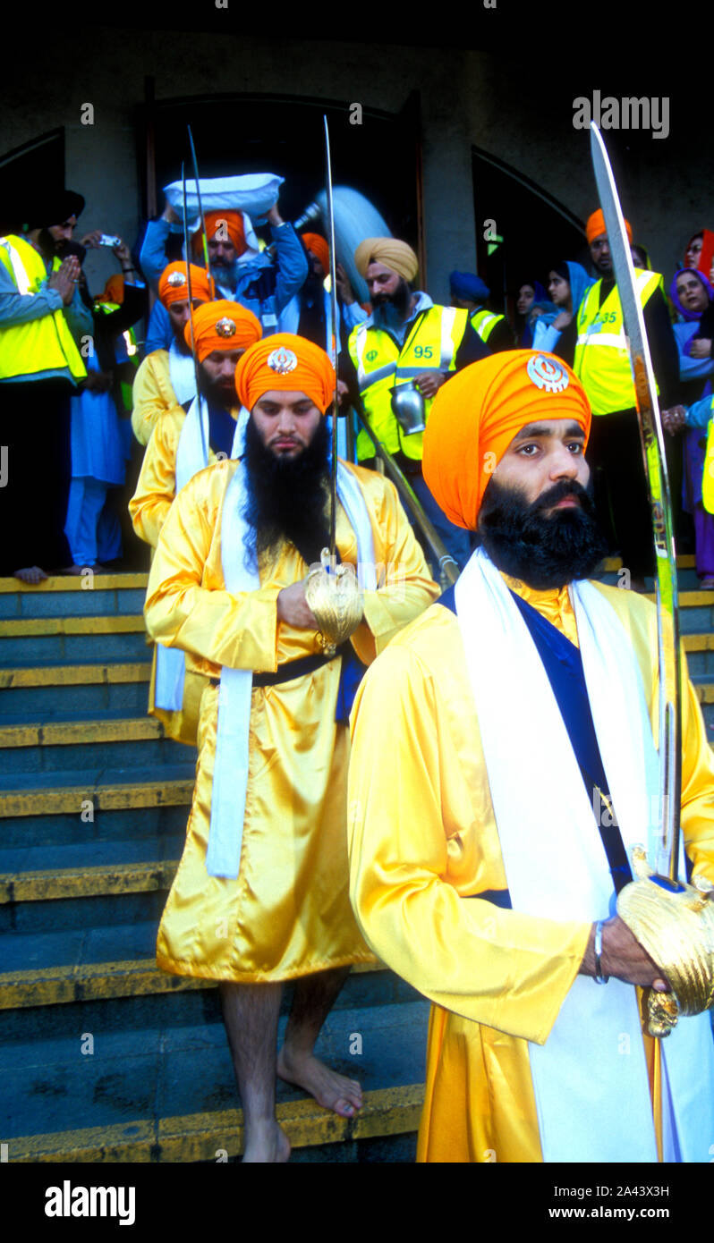 I sacri testi Sikh noto come il Guru Granth Sahib essendo estratto del gurdwara dai cinque Santi per una processione del khalsa giorno. Foto Stock