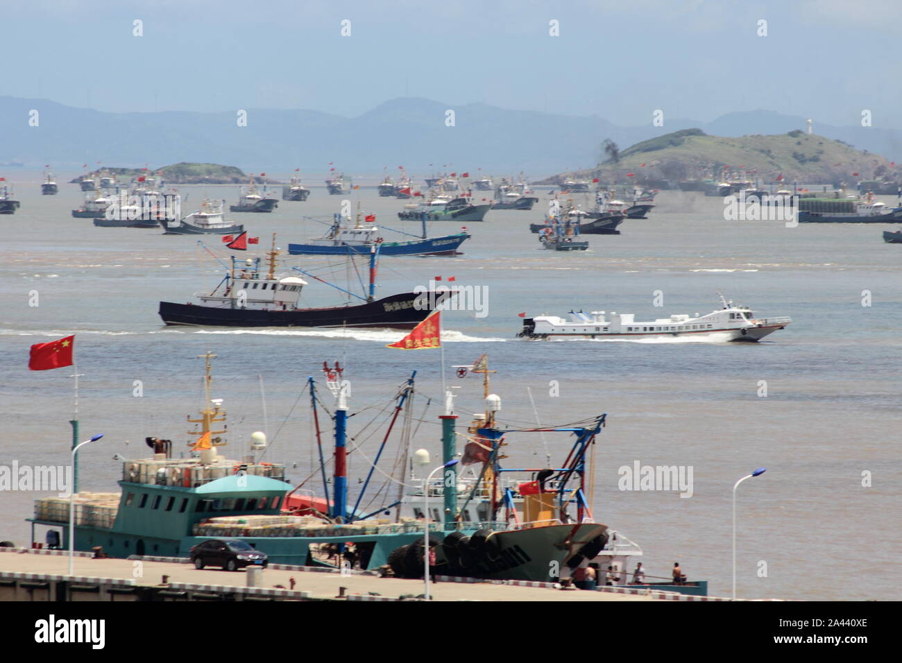 Perché la stagione di pesca del 2019 inizia a mezzogiorno, astronomico di barche da pesca andare al di fuori del porto nella contea di Daishan, Zhoushan city, est della Cina di Zhejiang Foto Stock