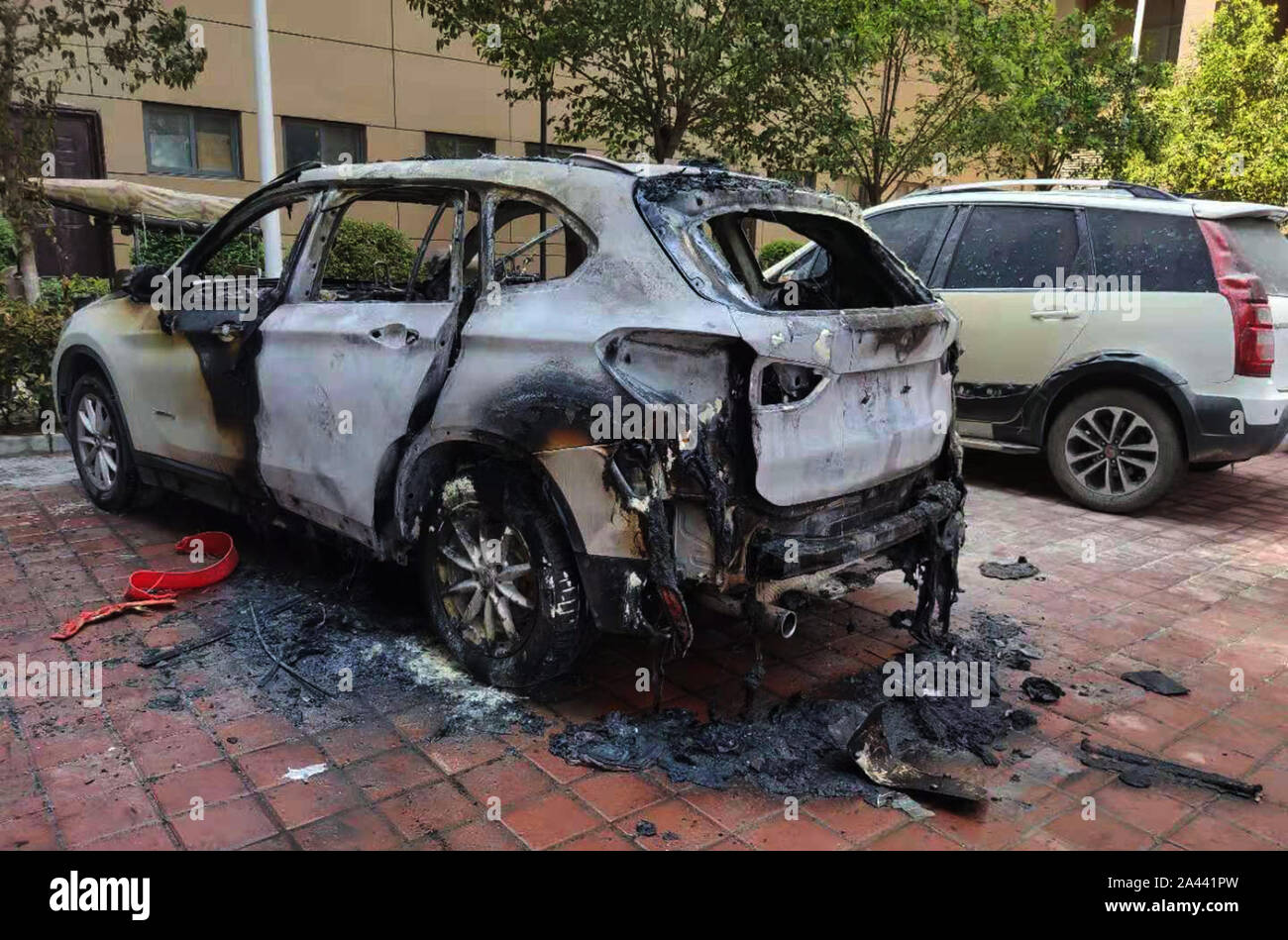 Foto della Bayerische Motoren Werke (BMW), a sinistra sulla combustione spontanea a un permesso di parcheggio nella città di Zhengzhou, centrale della Cina di Henan Pro Foto Stock