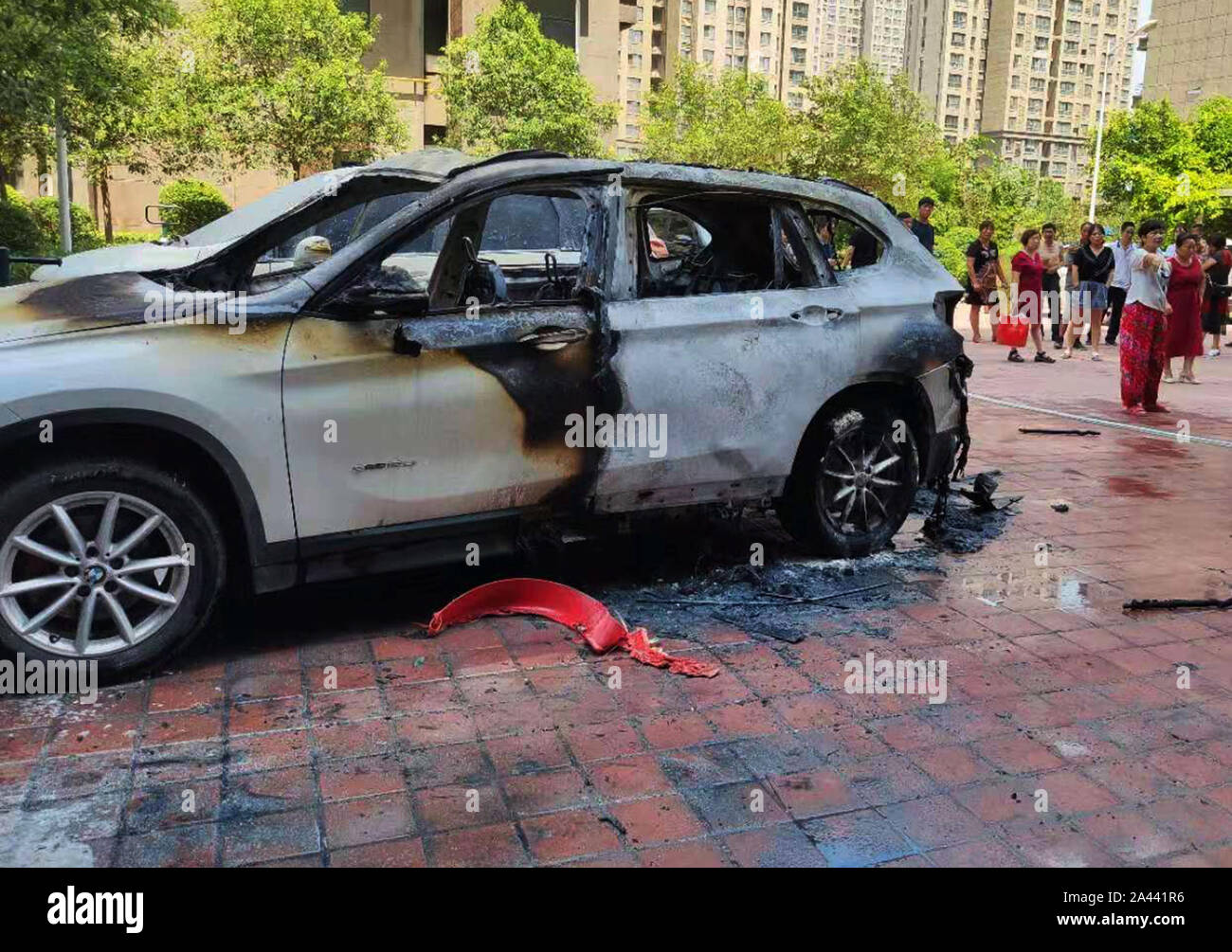 Foto della Bayerische Motoren Werke (BMW) sulla combustione spontanea a un permesso di parcheggio nella città di Zhengzhou, centrale cinese della Provincia di Henan, Foto Stock