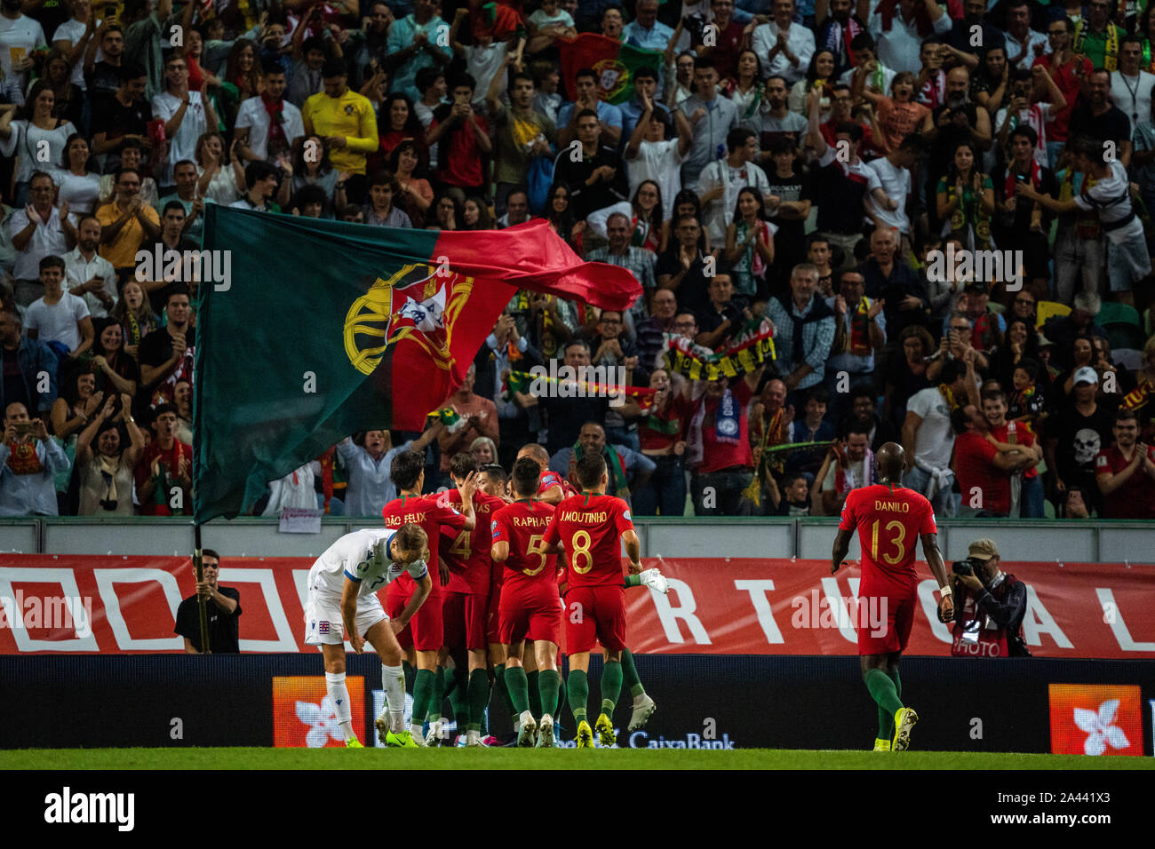 Il team portoghese celebrano il loro primo obiettivo durante il turno di qualificazione per il Campionato Europeo 2020 partita di calcio tra Portogallo vs Lussemburgo.(punteggio finale;Portogallo 3:0 Lussemburgo) Foto Stock