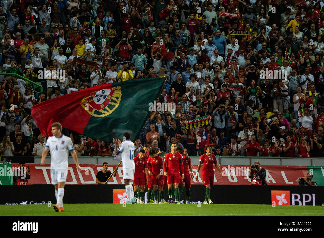 Il team portoghese celebrano il loro primo obiettivo durante il turno di qualificazione per il Campionato Europeo 2020 partita di calcio tra Portogallo vs Lussemburgo.(punteggio finale;Portogallo 3:0 Lussemburgo) Foto Stock