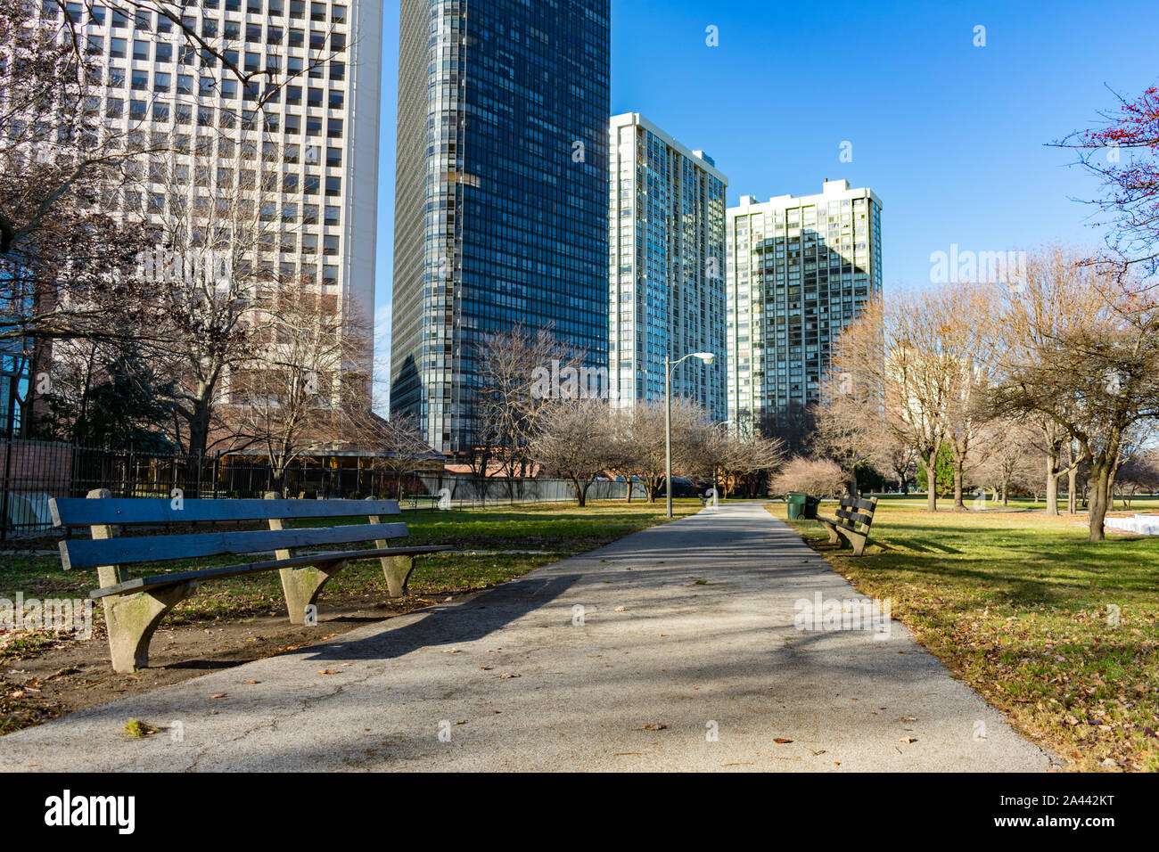 Bench fiancheggiato Path a Edgewater Chicago con edifici residenziali Foto Stock