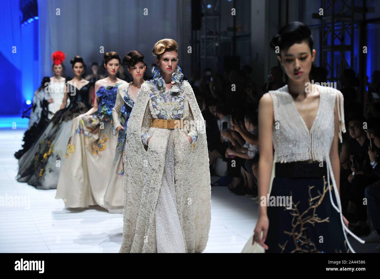 I modelli di costumi di visualizzazione dotato di elementi Cinesi durante un film a tema per la sfilata di moda di Qingdao Film & TV Design Week nella città di Qingdao, Cina orientale" Foto Stock