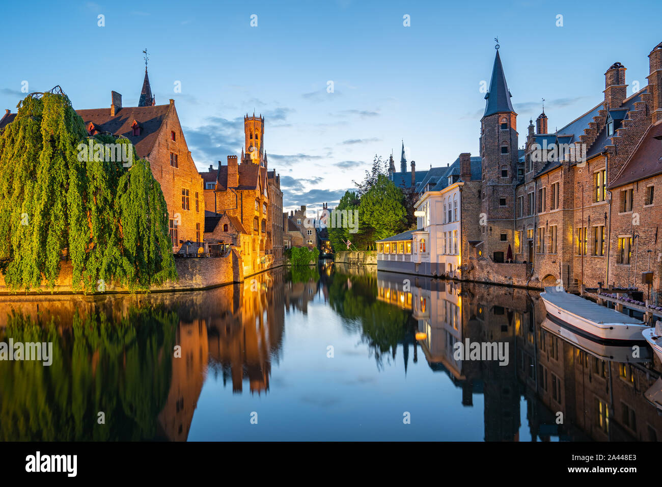 Bruges skyline con vecchi edifici al crepuscolo in Bruges, Belgio. Foto Stock