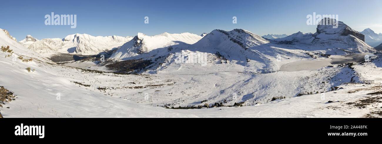 Ampia vista panoramica panoramica panoramica panoramica, cime innevate delle montagne. Soleggiata giornata invernale al Banff National Park Canadian Rockies, Alberta Canada Foto Stock