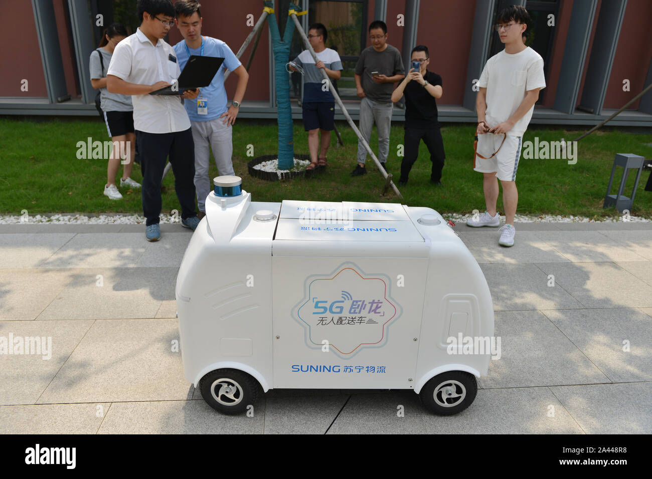 Un unmanned veicolo di consegna supportati da 5G reti si presenta durante una prova su strada nella città di Nanjing East cinese della provincia di Jiangsu, 17 agosto Foto Stock