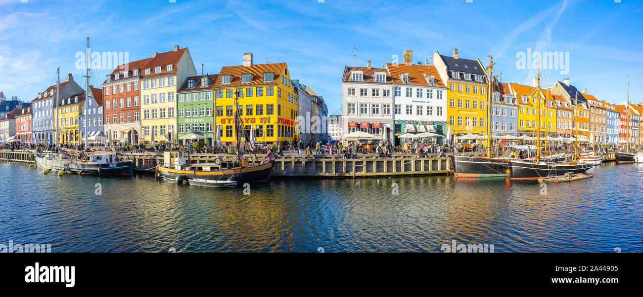 Copenhagen, Danimarca - 2 Maggio 2017: Panorama di Nyhavn nella città di Copenhagen, Danimarca. Foto Stock