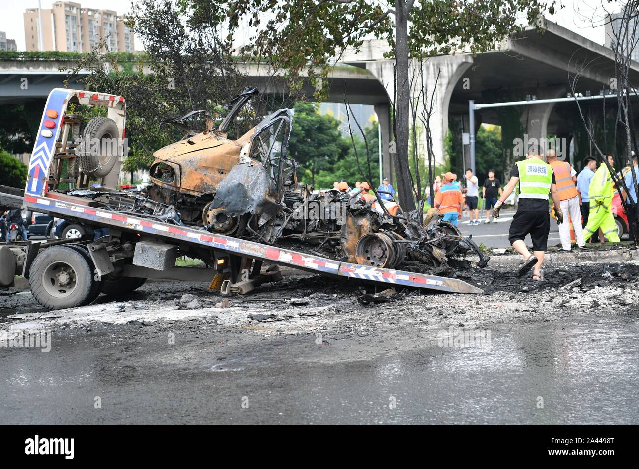 Gli operatori sanitari puliti in corrispondenza della zona dove la combustione spontanea di un auto è accaduto nella città di Chengdu, a sud-ovest della Cina¯s nella provincia di Sichuan, 5 agosto Foto Stock Gli operatori sanitari puliti in corrispondenza della zona dove la combustione spontanea di un auto è accaduto nella città di Chengdu, a sud-ovest della Cina¯s nella provincia di Sichuan, 5 agosto Foto Stock