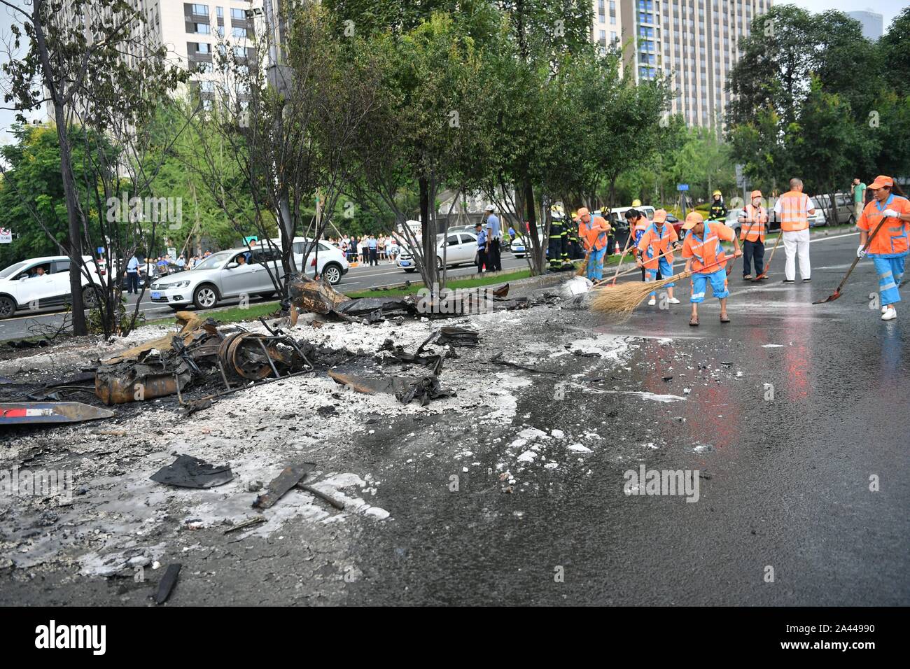 Gli operatori sanitari puliti in corrispondenza della zona dove la combustione spontanea di un auto è accaduto nella città di Chengdu, a sud-ovest della Cina¯s nella provincia di Sichuan, 5 agosto Foto Stock Gli operatori sanitari puliti in corrispondenza della zona dove la combustione spontanea di un auto è accaduto nella città di Chengdu, a sud-ovest della Cina¯s nella provincia di Sichuan, 5 agosto Foto Stock
